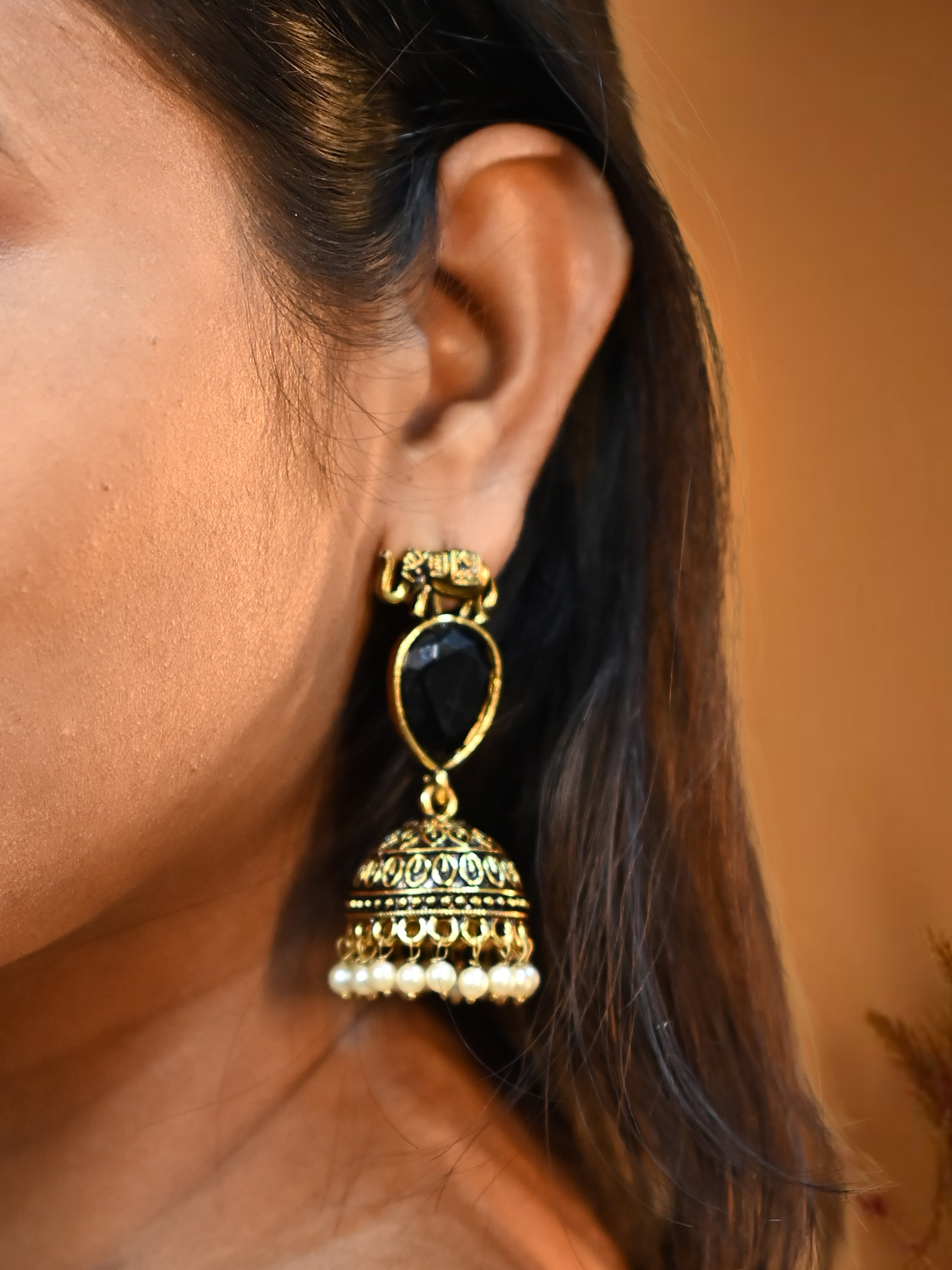 Off White Kolkata Silk Saree with Free Ear rings & Stiched Blouse